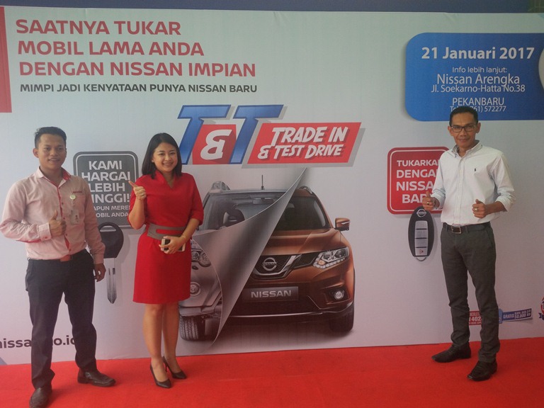 Zeffry Sany, Branch Manager Nissan Datsun Arengka, Pekanbaru (kanan) bersama sales counter Nissan 